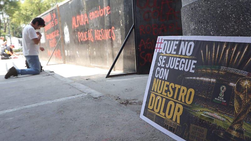 Con un ajolote y una pala “mundialista” familias pegan fichas de búsqueda cerca del Estadio Azteca